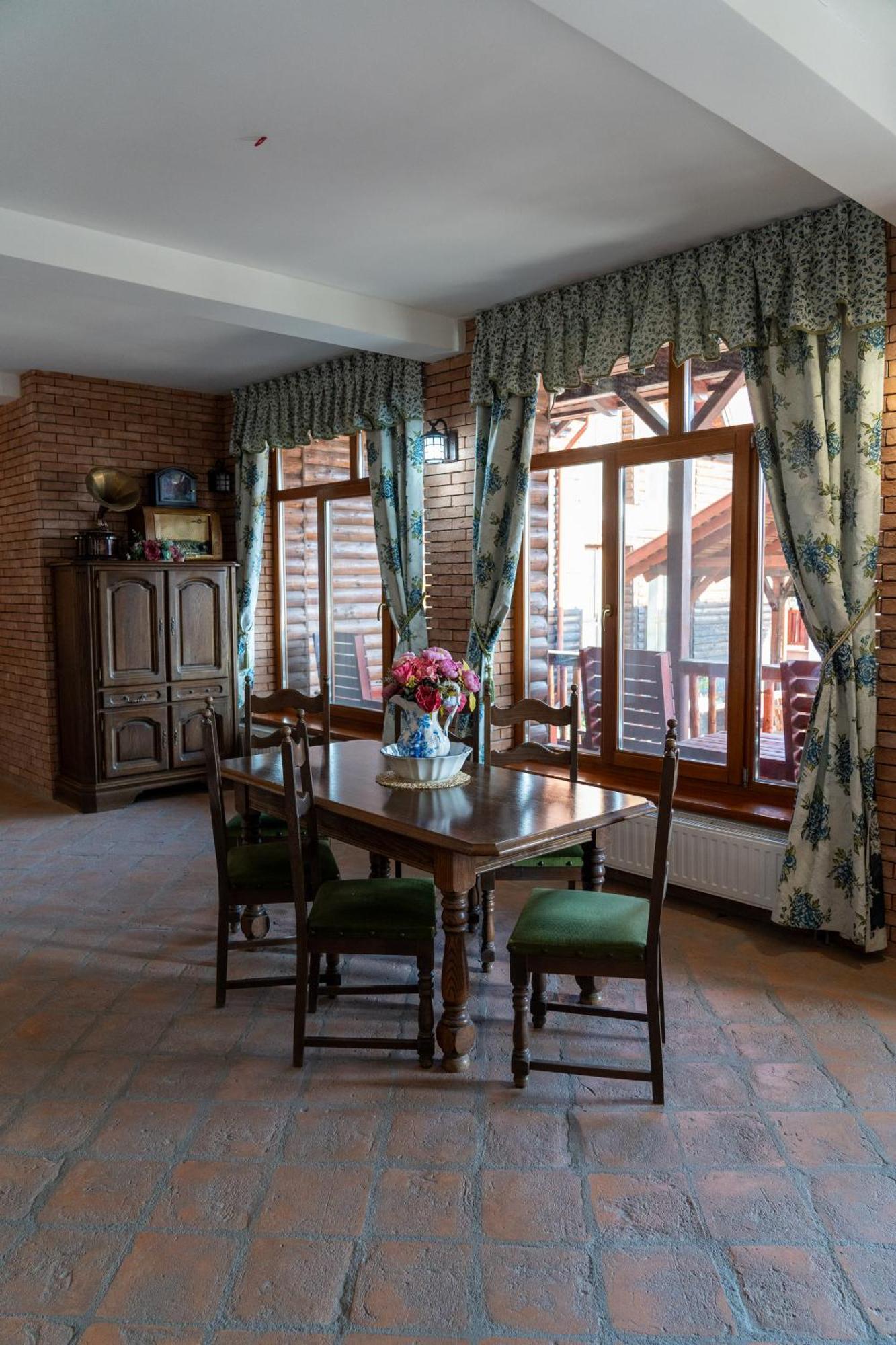 5.Evszak Hotel Sfântu-Gheorghe Buitenkant foto