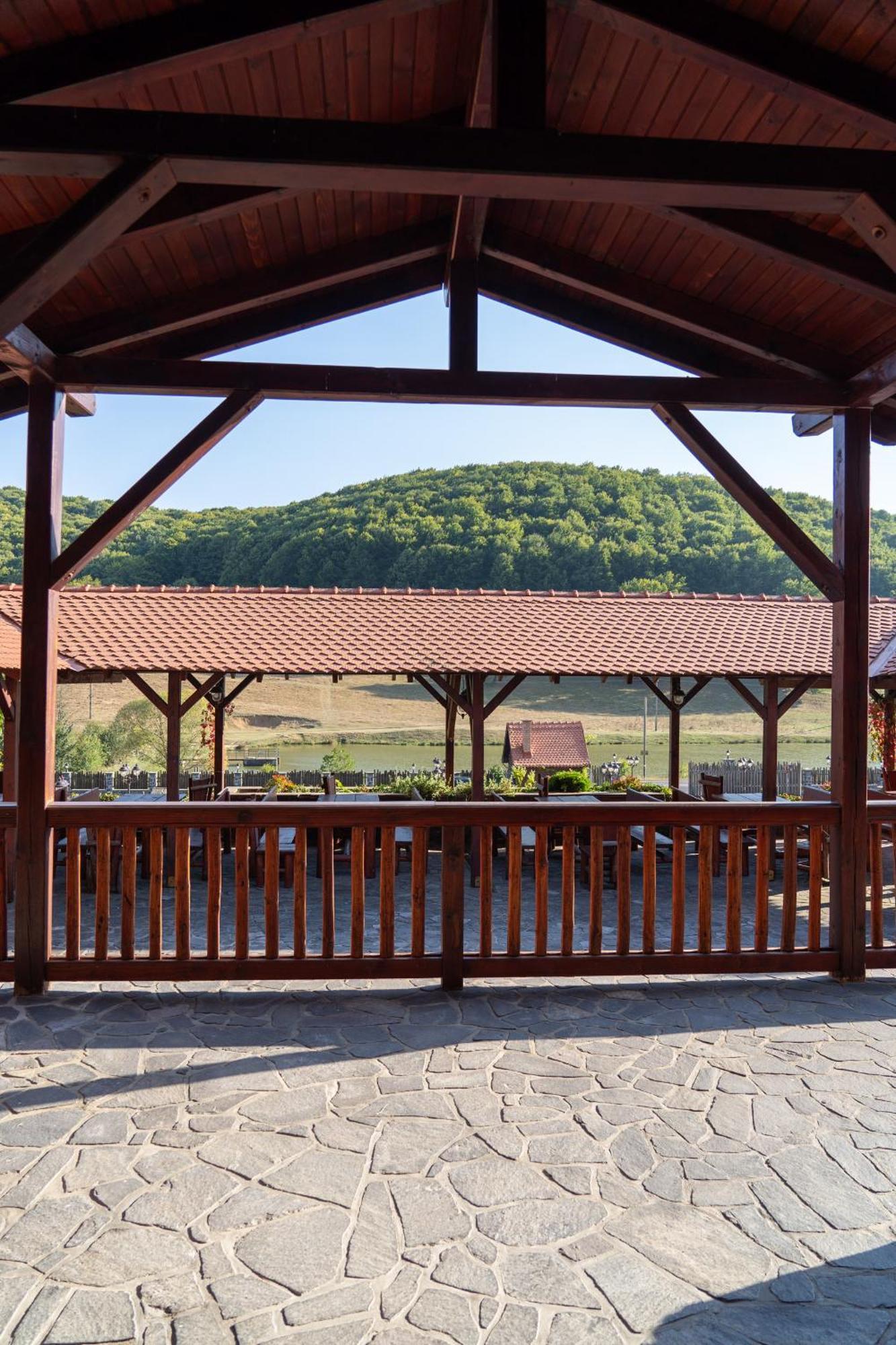 5.Evszak Hotel Sfântu-Gheorghe Buitenkant foto