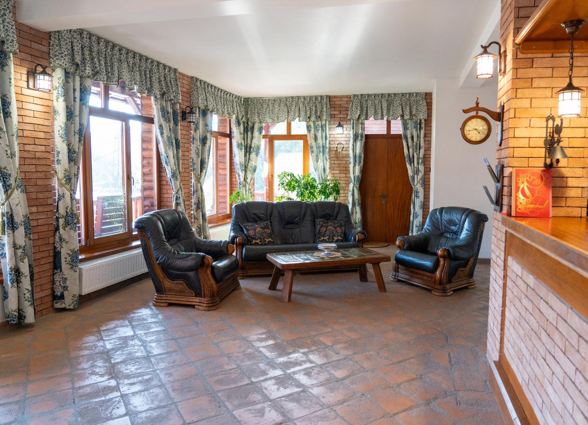 5.Evszak Hotel Sfântu-Gheorghe Buitenkant foto