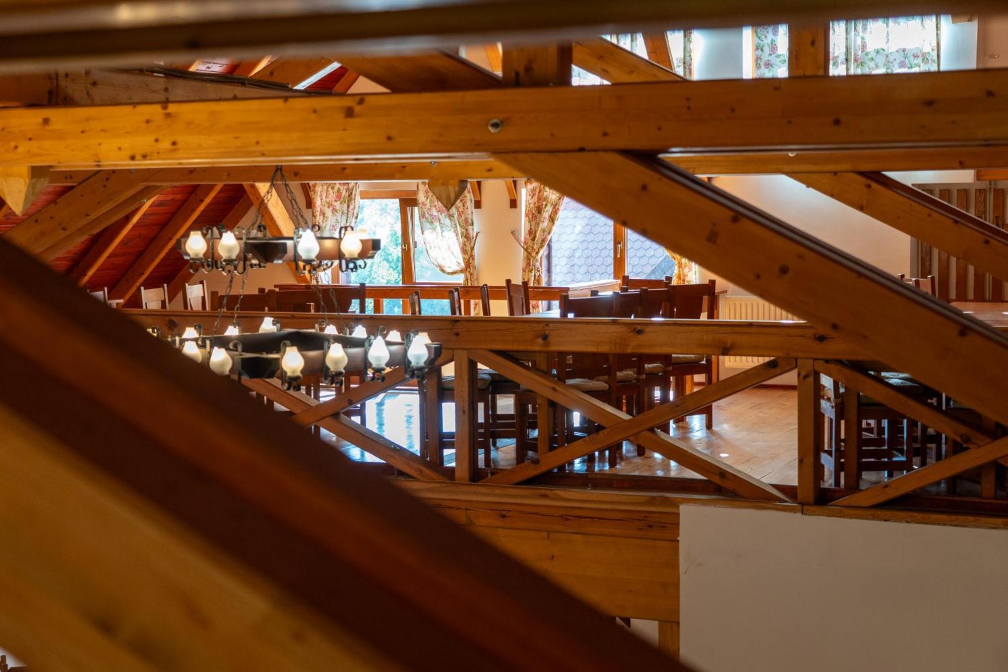 5.Evszak Hotel Sfântu-Gheorghe Buitenkant foto