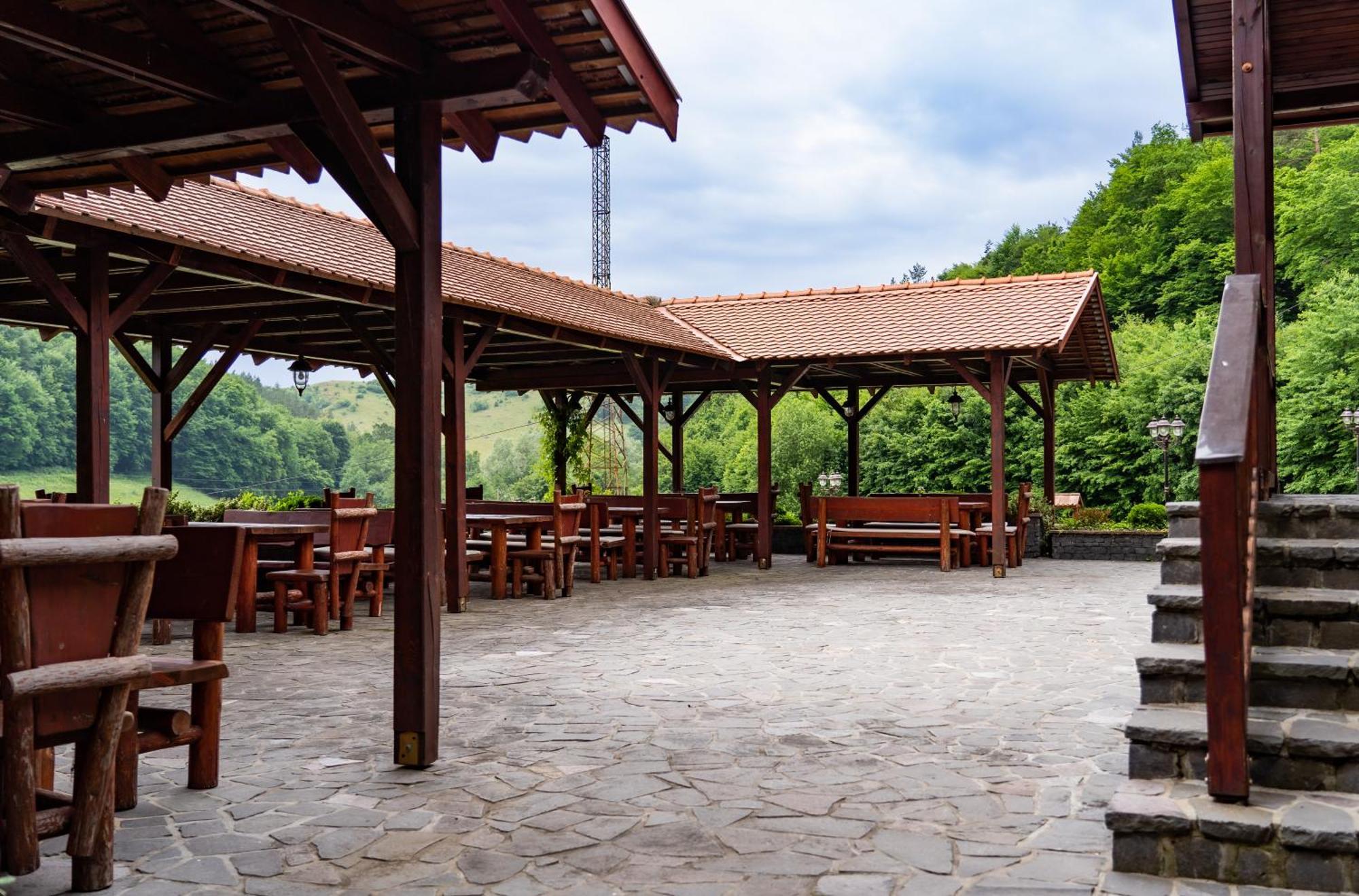 5.Evszak Hotel Sfântu-Gheorghe Buitenkant foto