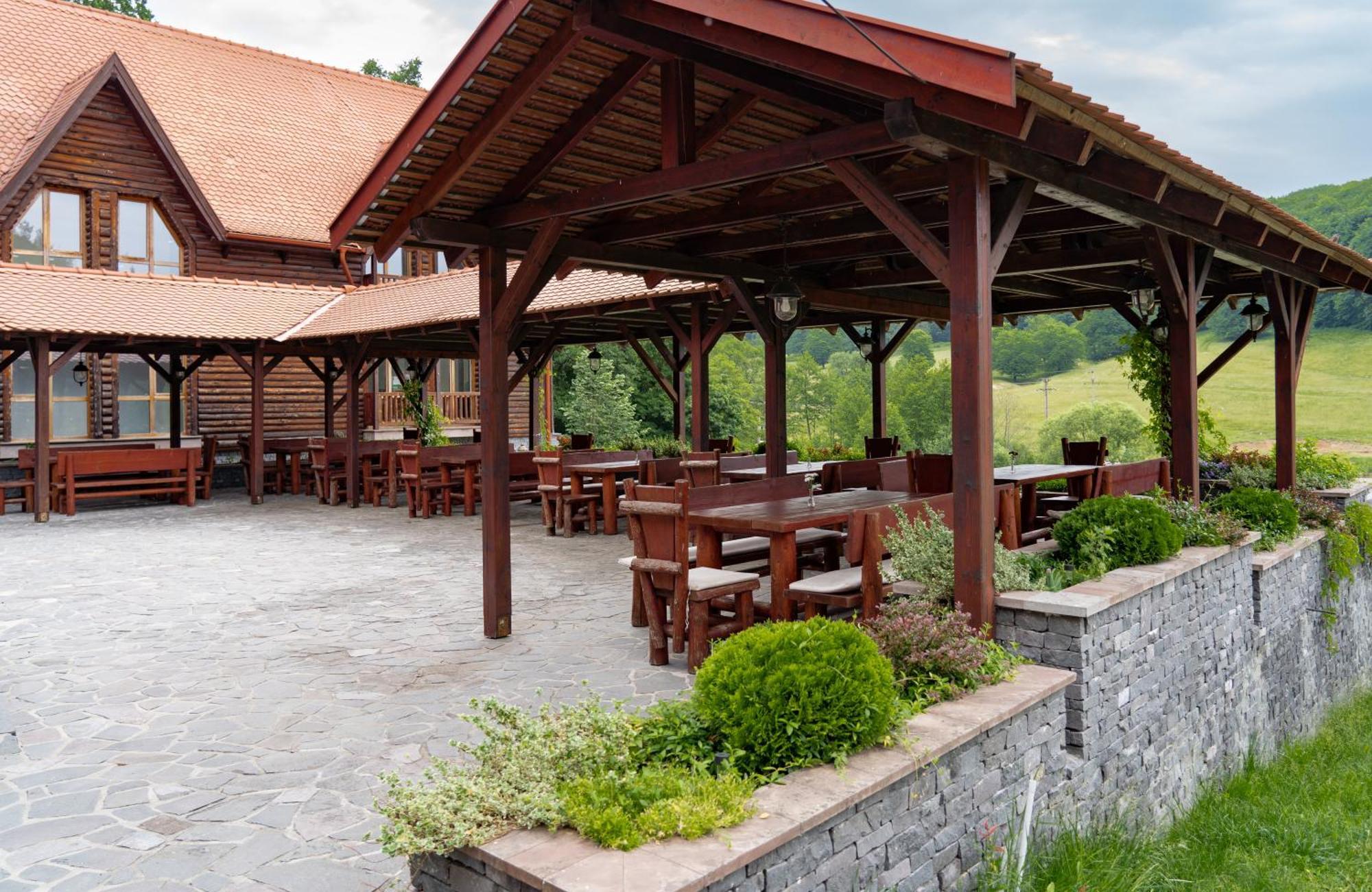 5.Evszak Hotel Sfântu-Gheorghe Buitenkant foto