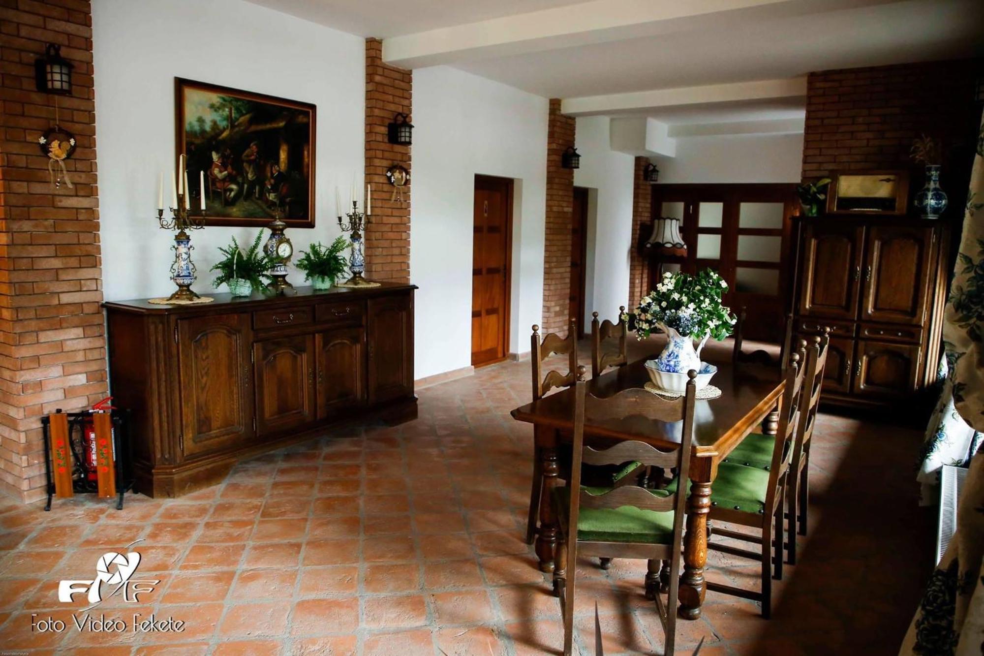 5.Evszak Hotel Sfântu-Gheorghe Buitenkant foto